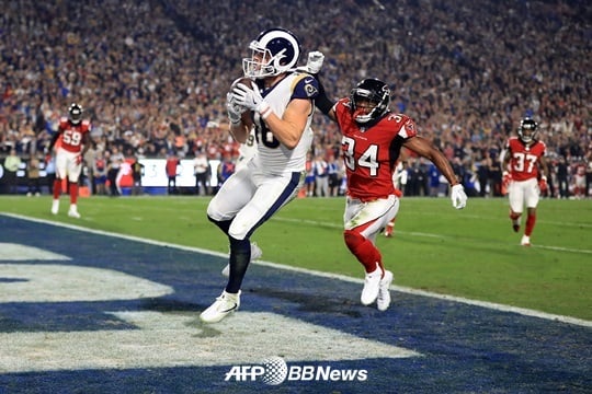 NFL 플레이오프에서 애틀랜타가 LA 램스를 잡았다. 사진은 애틀랜타 쿠퍼 컵의 터치다운 모습. /AFPBBNews=뉴스1<br /><br />
<br /><br />
