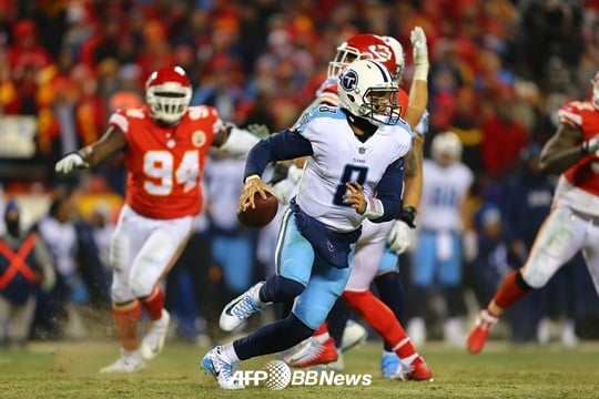 NFL 플레이오프에서 테네시가 캔자스시티에 승리를 따냈다. 사진은 테네시의 마커스 마리오타. /AFPBBNews=뉴스1<br /><br />
<br /><br />
