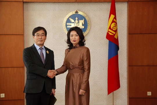 고병석이사장(사진왼쪽)이 몽골대통령궁 바이갈마 의전담당실장으로부터 \'북극성\'훈장을 받고있다