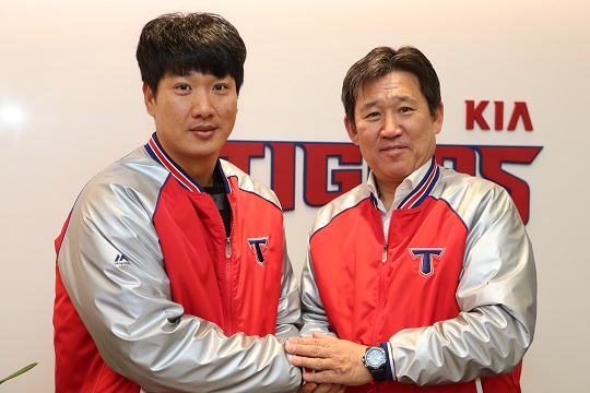 김주찬(왼쪽)과 조계현 단장 / 사진제공=KIA 타이거즈