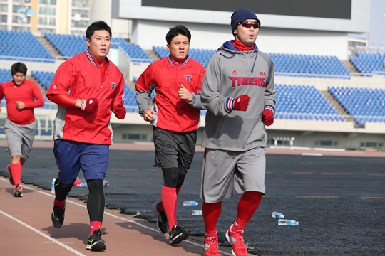 4km 오래 달리기 초반 모습. (왼쪽부터) 나지완-신종길-서동욱 /사진=KIA 타이거즈 제공