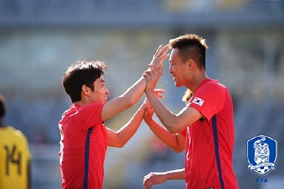 김신욱(오른쪽)과 김성준이 기쁨을 함께 나누고 있다 /사진=대한축구협회 제공