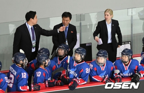 이야기를 나두는 남한 김도윤 코치, 북한 박철호 코치, 새라 머레이 감독(왼쪽부터)