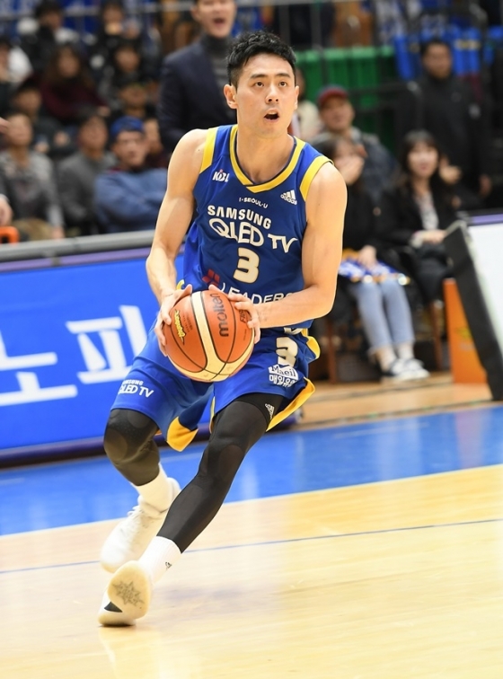 좋은 활약을 펼치며 팀 승리를 이끈 이관희. /사진=KBL 제공<br /><br />
<br /><br />
