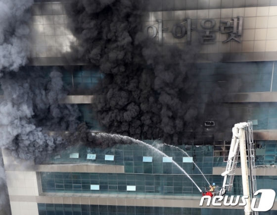 울산 남구 삼산동 뉴코아아울렛 울산점 10층에서 불이 났다./사진=뉴스1