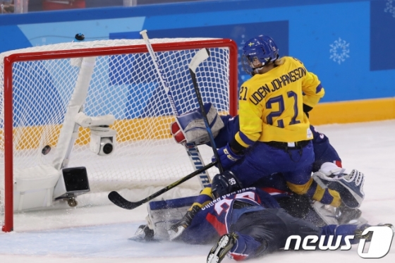 여자 아이스하키 단일팀이 스웨덴에 크게 패했다. /사진=뉴스1