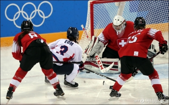 여자 아이스하키 단일팀이 스위스에 2리피어드까지 0-2로 뒤지고 있다. /사진=김창현 기자