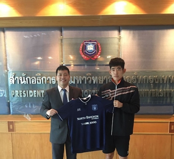 North Bangkok FC 구단주와 김세훈(오른쪽)이 계약을 마치고 입단 기념 촬영을 하고 있다. /사진=디제이매니지먼트 제공