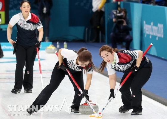 여자 컬링 대표팀이 준결승전서 일본에 6-3으로 리드 중이다. /사진=김창현 기자