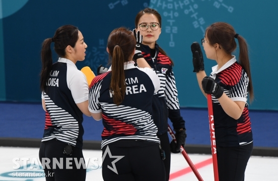 한국 여자 컬링이 일본을 꺾고 결승에 진출, 은메달을 확보했다. /사진=김창현 기자