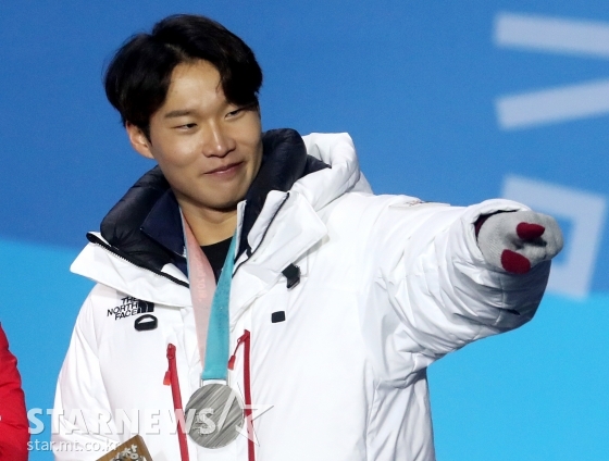 스노보드 남자 평행대회전 은메달 리스트 이상호가 24일 오후 강원도 평창군 메달 플라자에서 진행된 시상식에서 은메달을 목에 걸고 기뻐하고 있다. /사진=김창현 기자