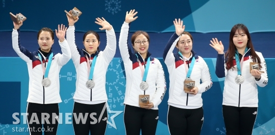 여자 컬링 대표팀이 25일 오전 강원도 강릉 컬링센터에서 열린 \'2018 평창동계올림픽\' 스웨덴과 결승전에서 패해 은메달을 차지했다. /사진=김창현 기자