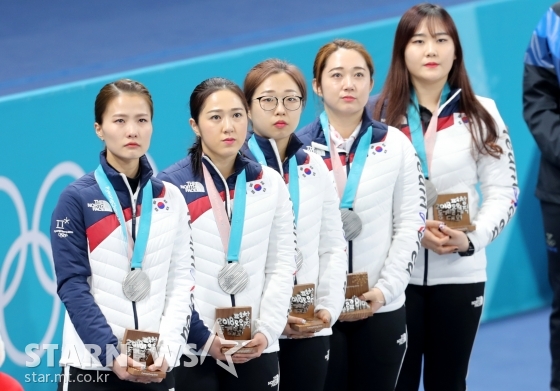 첫 출전한 올림픽에서 은메달을 따낸 여자 컬링. /사진=김창현 기자