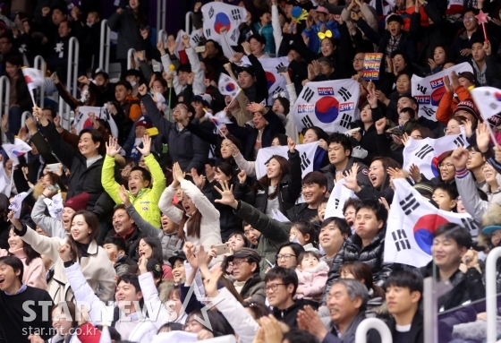 강릉 아이스 아레나에서 열린 쇼트트랙 경기를 응원하는 관중들. /사진=김창현 기자