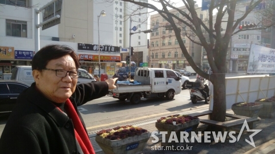 경기전 야구장비를 맡겼던 중국집이 있었던 자리를 가리키는 김소식위원.