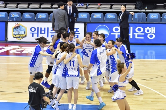 정규리그 6연패를 확정한 후 기뻐하는 우리은행 선수들. /사진=WKBL 제공<br /><br />
<br /><br />
