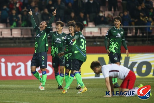 최보경의 득점 이후 기뻐하는 전북 선수들과 이동국(오른쪽) /사진=한국프로축구제공