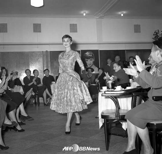 1954년 네덜란드 암스테르담에서 열린 지방시의 패션쇼에 나선 오드리 헵번 /AFPBBNews=뉴스1