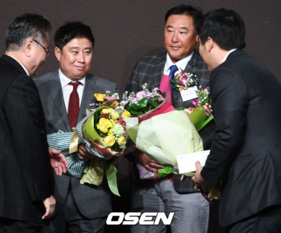 2016년 12월 한 시상식에서 감독상을 수상한 김태형 감독이 특별상을 수상한 김현수와 눈을 마주치며 미소 짓고 있다.