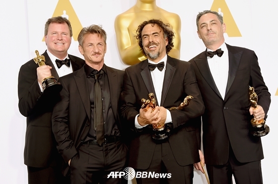 2015년 아카데미 시상식이 끝난 뒤 나란히 포즈를 취한 배우 숀 펜(왼쪽에서 2번째)와 알레한드로 곤잘레스 이냐리투 감독.(왼쪽에서 3번째) /AFPBBNews=뉴스1