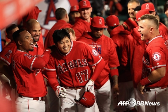 오타니 쇼헤이가 데뷔 첫 홈런을 때린 뒤 동료들로부터 축하를 받고 있다. /AFPBBNews=뉴스1