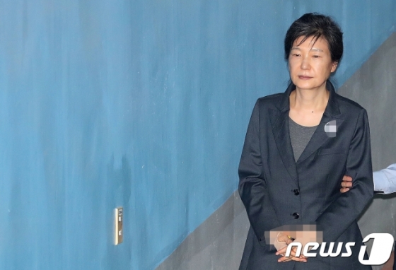 법원이 1심 선고 공판에서 박근혜 전 대통령에게 징역 24년을 선고했다. /사진=뉴스1