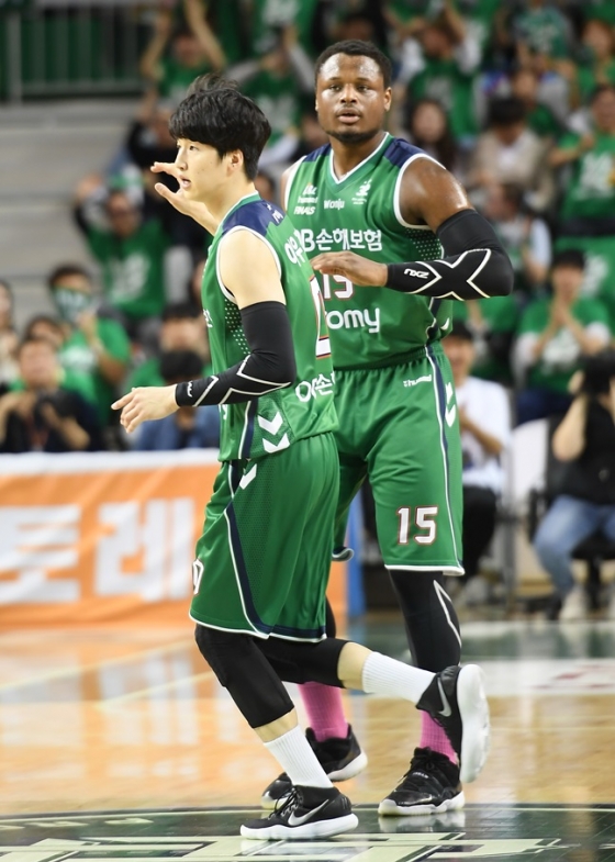 좋은 활약을 펼치며 팀 승리를 이끈 이우정-디온테 버튼. /사진=KBL 제공<br /><br />
<br /><br />
