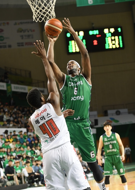 골밑을 지배하며 팀 승리를 이끈 로드 벤슨. /사진=KBL 제공