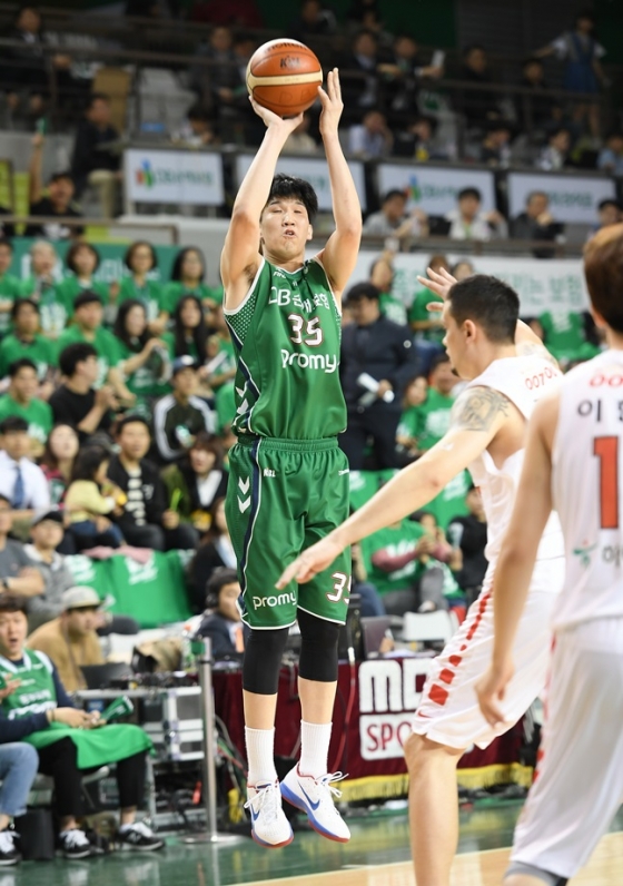 외곽에서 활약하며 팀 승리에 큰 힘을 보탠 서민수. /사진=KBL 제공<br /><br />
<br /><br />
