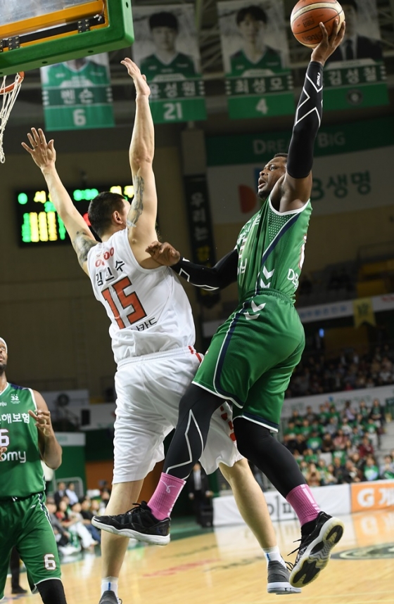 폭발적인 활약으로 팀 승리를 이끈 디온테 버튼. /사진=KBL 제공