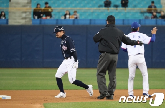 주루 중 허벅지 쪽에 통증을 호소하는 오재원(왼쪽) /사진=뉴스1<br /><br />
<br /><br />
