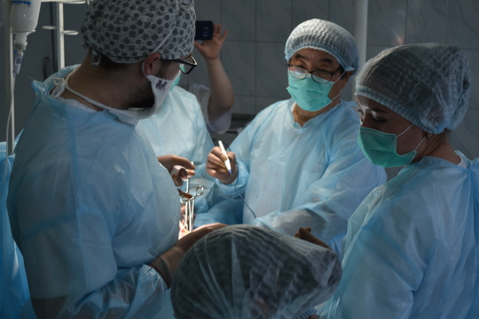  백남선 이대여성암병원장이 알마티 주정부 암병원에서 현지 의료진을 대상으로 유방암 수술을 시연하고 있다./사진제공=이대목동병원
