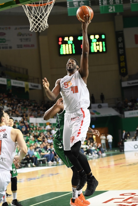 좋은 활약을 펼치며 팀 승리를 이끈 메이스. /사진=KBL 제공