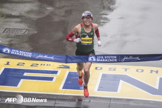 보스턴 마라톤에서 우승을 차지한 일본 사회인 마라토너 가와우치 유키 /AFPBBNews=뉴스1