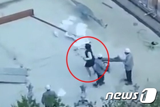 이명희 일우재단 이사장으로 추정되는 한 여성(빨강 원)이 직원에게 갑질을 하는 모습의 영상이 공개돼 파문이 일고 있다. / 사진=뉴스1(해당 유튜브 동영상 캡처)