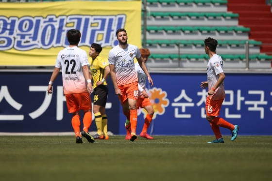 강원 제리치(가운데) /사진=한국프로축구연맹 제공