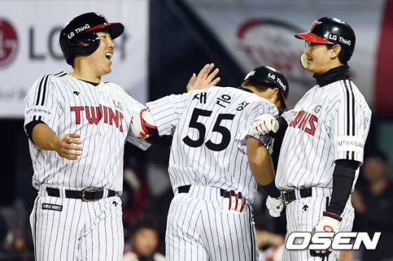 LG 김현수와 박용택이 홈런을 친 채은성을 축하하고 있다.