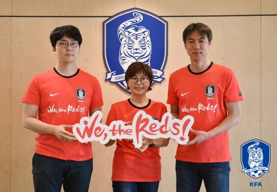 슬로건 셔츠를 입은 붉은악마 이동엽 의장, 슬로건 당선자 김정란 씨, 대한축구협회 홍명보 전무(왼쪽부터) /사진=대한축구협회 제공