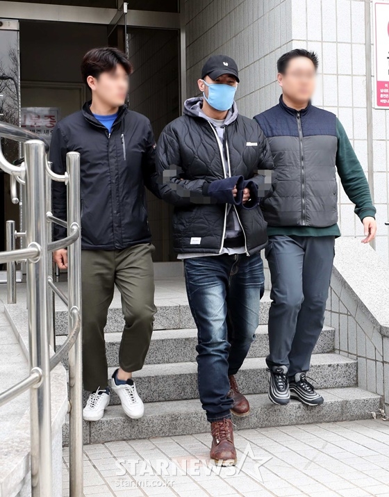 지난달 27일 오전 서울 양천구 서울남부지방법원에서 래퍼 정상수가 구속 전 피의자 심문(영장실질심사)을 마치고 법원을 나가고 있다./사진=뉴시스