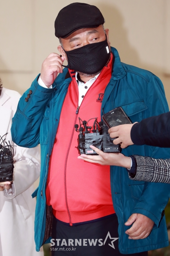 성폭행 혐의로 피소된 가수 김흥국씨(59)가 5일 오후 서울 광진경찰서에 피고소인 신분으로 조사를 받기 위해 출석해 입장을 밝히고 /사진=임성균 기자
