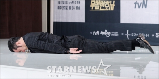 배우 최민수가 '무법변호사' 제작발표회 포토 타임에서 독특한 포즈를 취했다/사진=김창현 기자