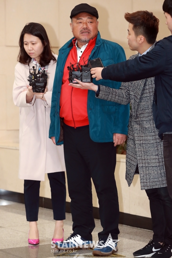 가수 김흥국이 박일서 전 대한가수협회 수석 부회장에게 위조 및 동 행사죄, 공정증서 원본 등 부실기재죄로 고소당했다. /사진=임성균 기자