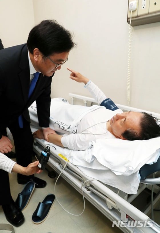 더불어민주당 우원식 원내대표가 10일 오후 '드루킹 특검'을 요구하며 8일째 단식농성 중 건강악화로 서울 여의도 한 병원 응급센테로 이송된 자유한국당 김성태 원내대표를 방문해 대화를 나누고 있다. /사진=뉴시스