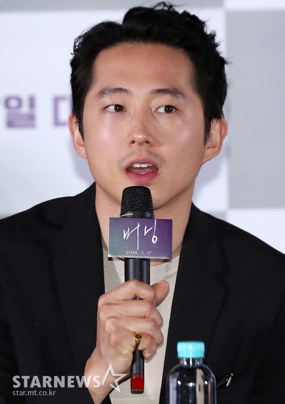 배우 스티븐 연이 지난 4일 오전 서울 용산구 CGV 용산에서 진행된 영화 '버닝(감독 이창동)'의 칸 국제영화제 출국 전 공식 기자간담회에 참석해 질의응답을 하고 있다. / 사진=스타뉴스