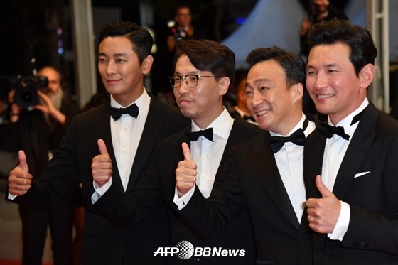 제 71회 칸국제영화제 미드나잇 스크리닝에 초청된 '공작'의 주지훈, 윤종빈 감독, 이성민, 황정민이 레드카펫에소 포즈를 취하고 있다. /AFPBBNews=뉴스1