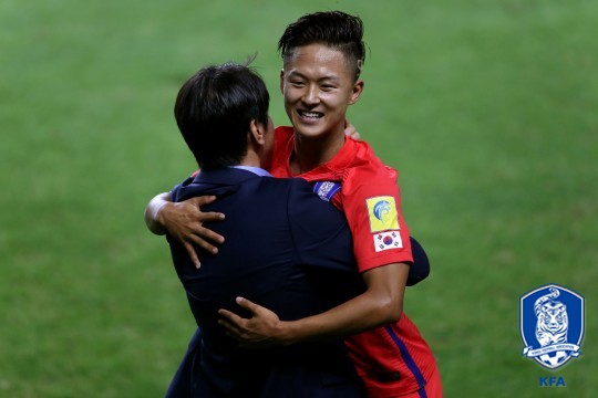 이승우와 신태용 감독 /사진=대한축구협회 제공<br /><br />
<br /><br />
