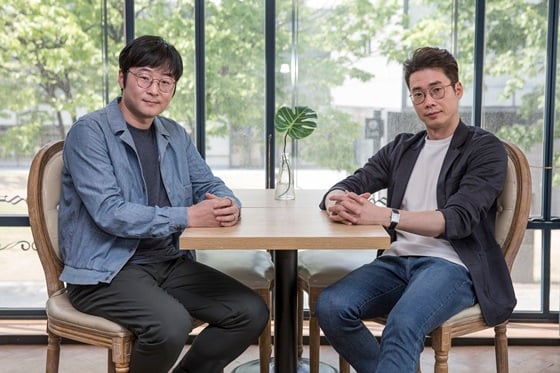 김주형(왼쪽)과 조효진 PD가 '범인은 바로 너!' 공개 이후 인터뷰에 임했다/사진제공=넷플릭스