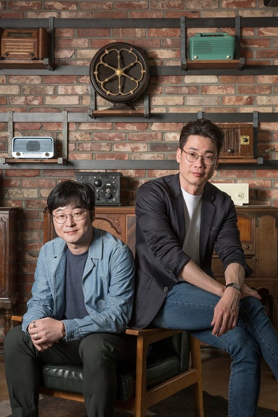김주형(왼쪽)과 조효진 PD가 '범인은 바로 너!' 공개 이후 인터뷰에 임했다/사진제공=넷플릭스