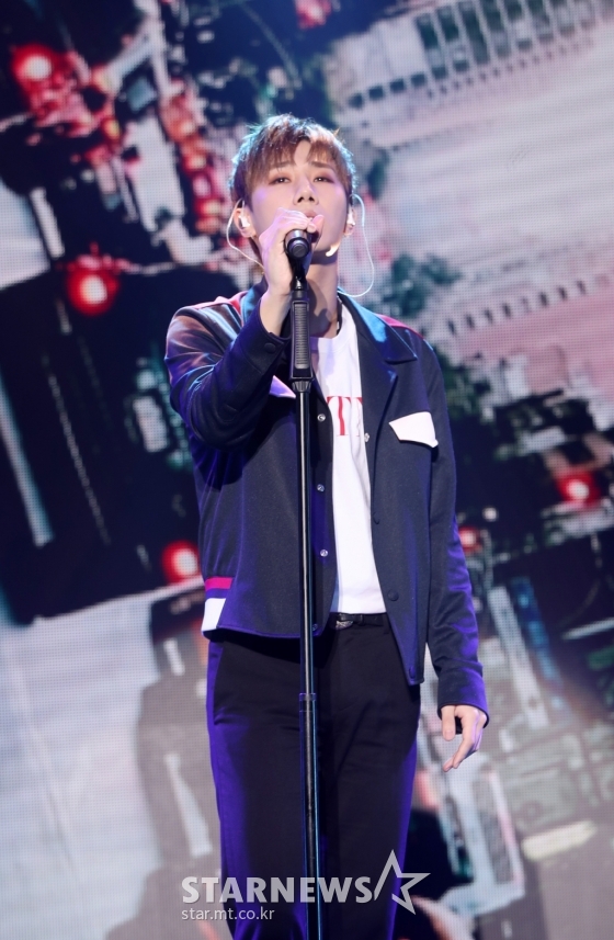 그룹 인피니트 성규가 14일 오후 1시 15분께 강원도 고성군에 위치한 22사단 신병교육대에 입소했다./사진=김휘선 기자
