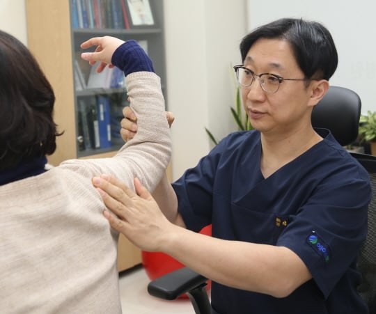 정재훈 안산에이스병원 원장이 환자의 상태를 확인하고 있다/사진제공=안산에이스병원